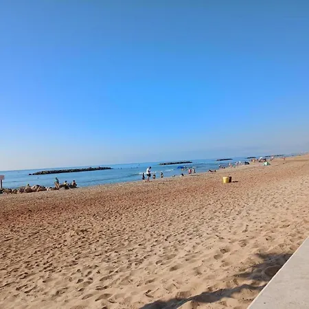 Maisonette In Valras-plage Near Sandy بيت للعطل